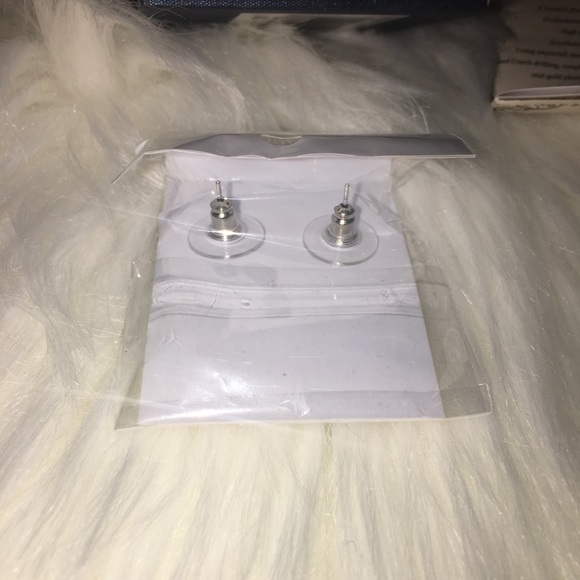 NWT!!! Beautiful Rose Stud Earring For Girls - Picture 3 of 7
